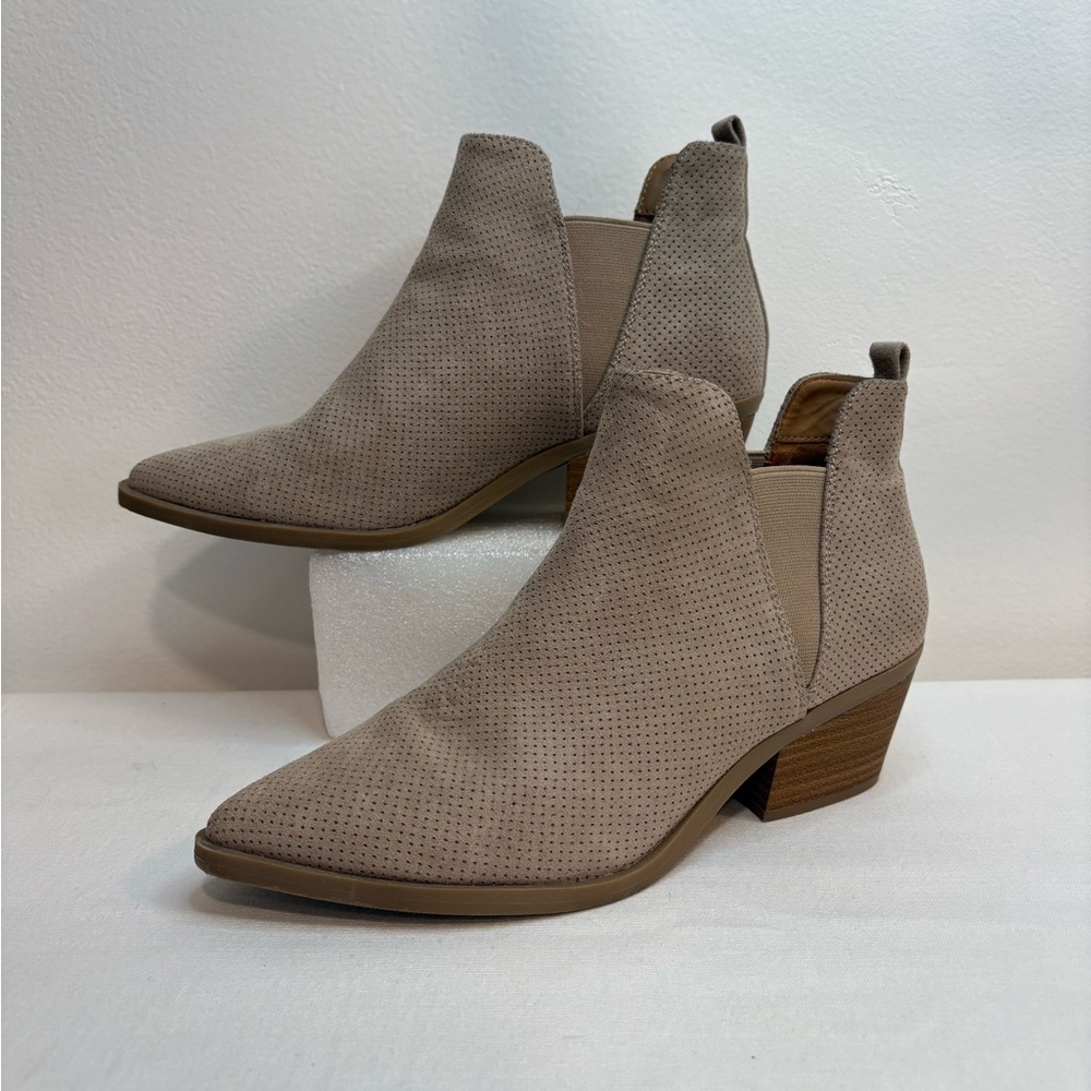 Universal Thread Beige/Tan Perforated Faux Suede Leather Pull-On Ankle Boots 8
